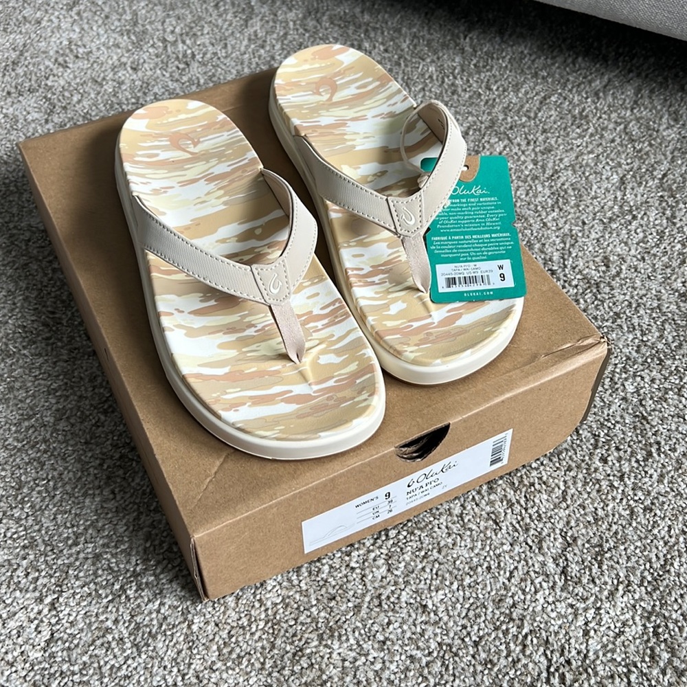 OluKai Nu‘a Pi‘o Women's Beach Sandals size 9 Tapa Wai Camo